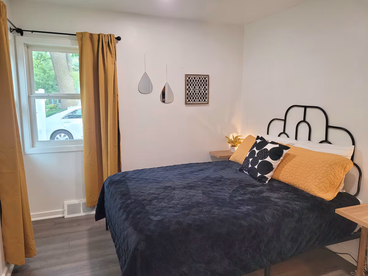 abbie cabin - black and yellow bedroom