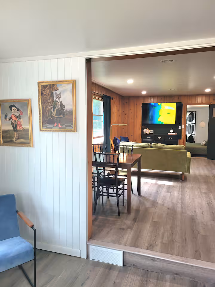 abbie cabin - dining tablke 2 and living room