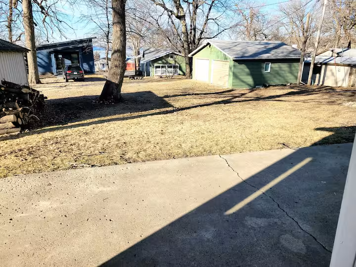yelllow cabin - outside and driveway